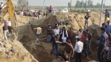 Photo of निर्माणाधीन पेट्रोल पंप पर मिट्टी की ढांग गिरने से 4 मजदूर मलबे में दबे ; एक की मौत