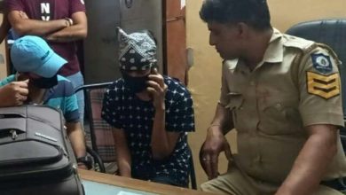 Photo of इंटरनेट पर हुई दोस्ती प्यार में बदली और दो लड़कों ने आपस में कर ली शादी, अब लगा रहे थाने का फेरा