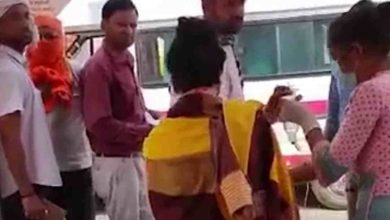 Photo of विधवा से शादी करना चाहता था, नहीं मानी तो बोतल खोला और उड़ेल दिया तेजाब….