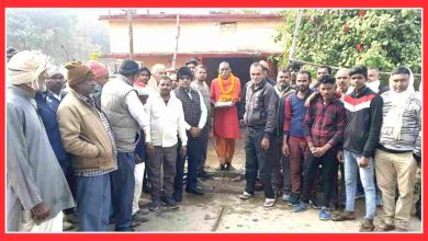 Photo of बजरंग दल द्वारा पुजारी को सौंपा गया अयोध्या से लाए गए अक्षत व आमंत्रण पत्र