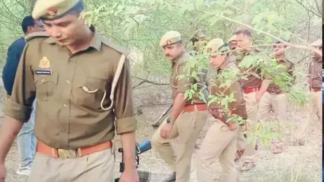 ह्त्या स्थल का मुआयना करती पुलिस