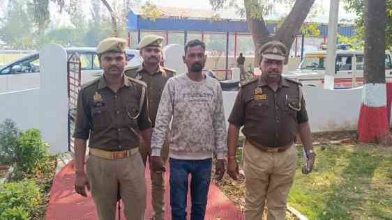 पुलिस की गिरफ्त में आरोपी