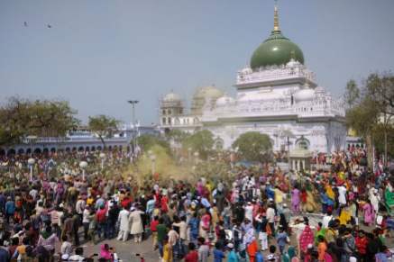 सांप्रदायिक सौहार्द को बढ़ावा देने वाली होली का यह दृश्य देवा शरीफ दरगाह का है