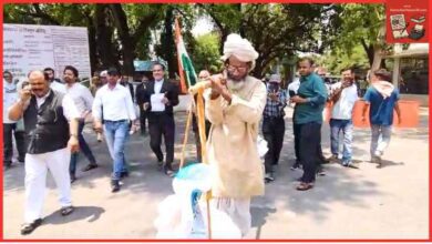 Photo of “सर, ये अन्न बॉर्डर पर पहुंचा दें…” – कंधे पर बोरी उठाए DM ऑफिस पहुंचा किसान, अफसरों ने किया सलाम