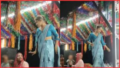 Photo of जब मां की ममता और मजबूरी आमने-सामने हो गई — वायरल वीडियो ने दिल तोड़ दिया
