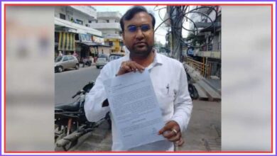 Photo of साहब मेरा काम करा दो’… परेशान व्यक्ति ने DM को थमाया रिश्वत का चेक, KDA अफसर पर लगाए गंभीर आरोप