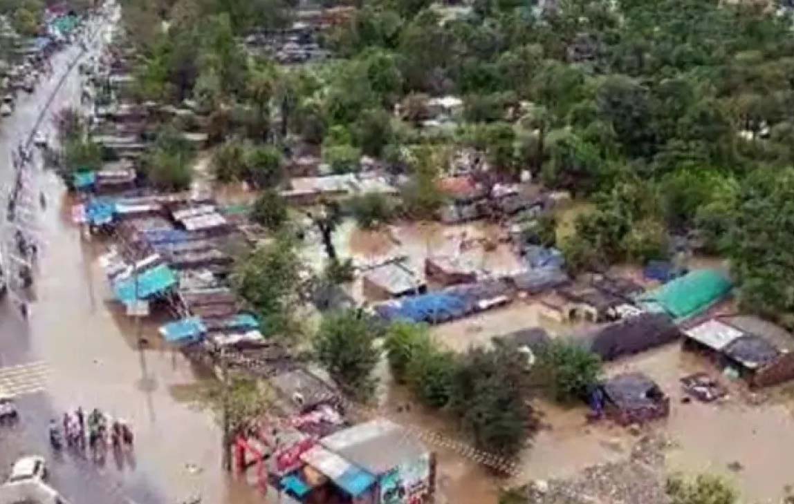 भारी बारिश के बाद बाढ़ में डूबी झुग्गियां और सड़कें