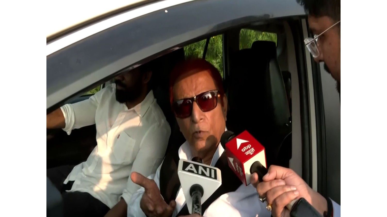आजम खान जेल से निकलने के बाद पत्रकारों से बात करते हुए