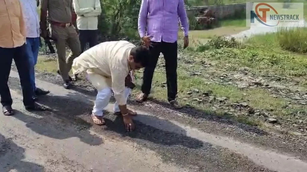 हरदोई के विधायक प्रभाष कुमार सड़क पर हाथ लगाकर उसकी गुणवत्ता जांचते हुए, पास में अधिकारी और ग्रामीण खड़े हैं।