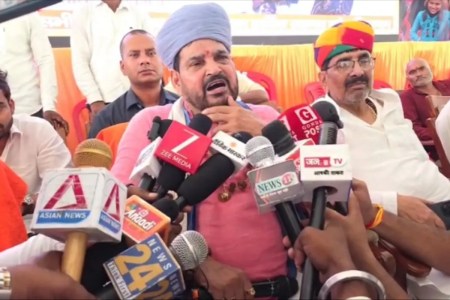 बृजभूषण शरण सिंह गोंडा में पत्रकारों से बात करते हुए