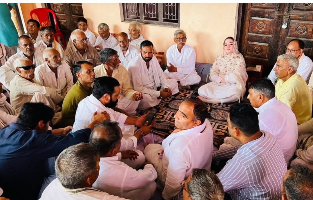विधायक नोक्षम चौधरी ग्रामीणों के साथ बैठक करती हुईं