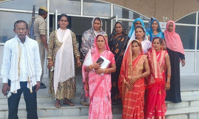 पटोरी गांव के उम्मीद प्रेरणा लघु उद्योग केंद्र में खाली पड़ी कार्यशाला