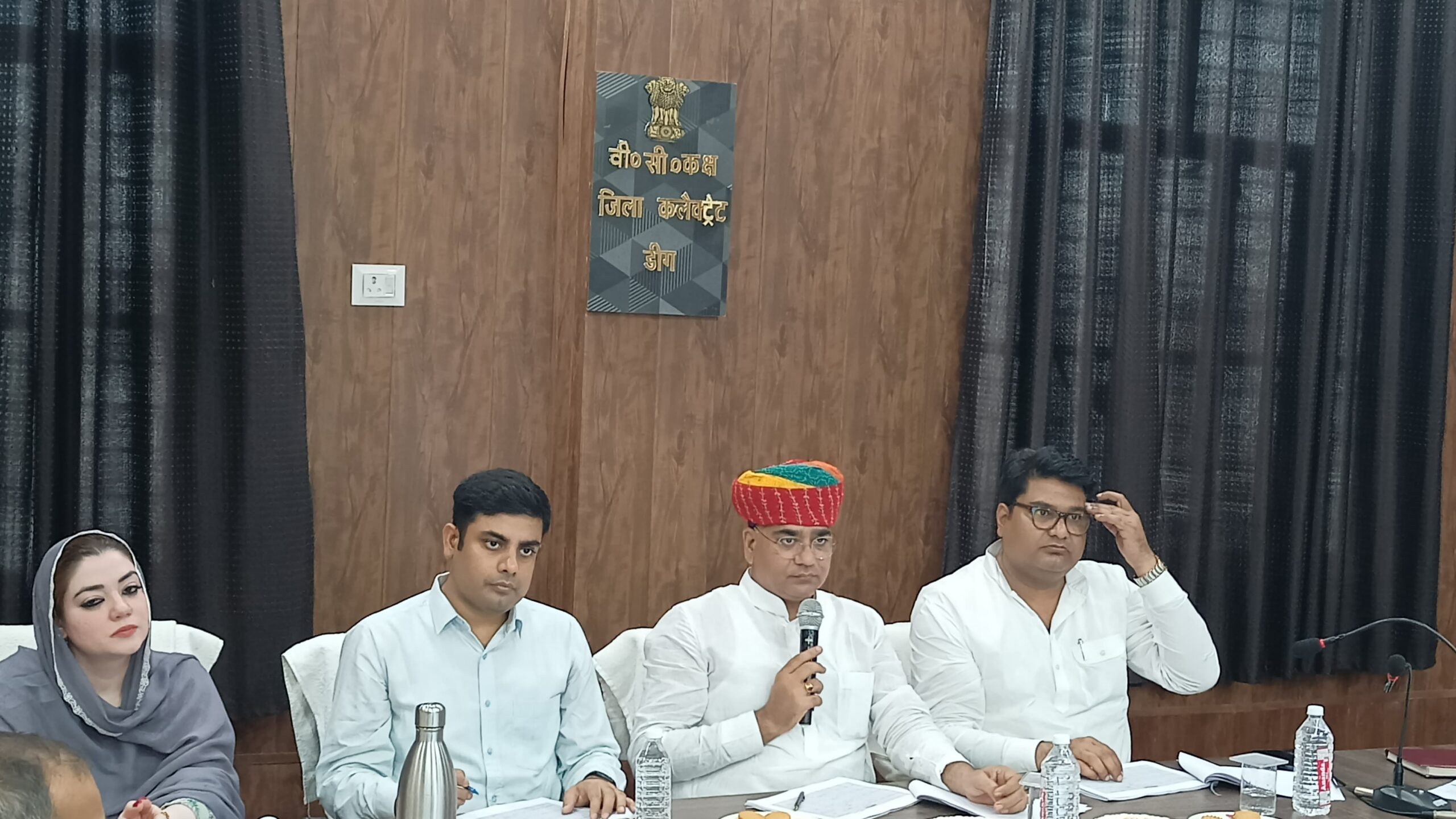प्रभारी मंत्री सुरेश सिंह रावत पंचायत समिति सभागार में जिला स्तरीय अधिकारियों की बैठक लेते हुए