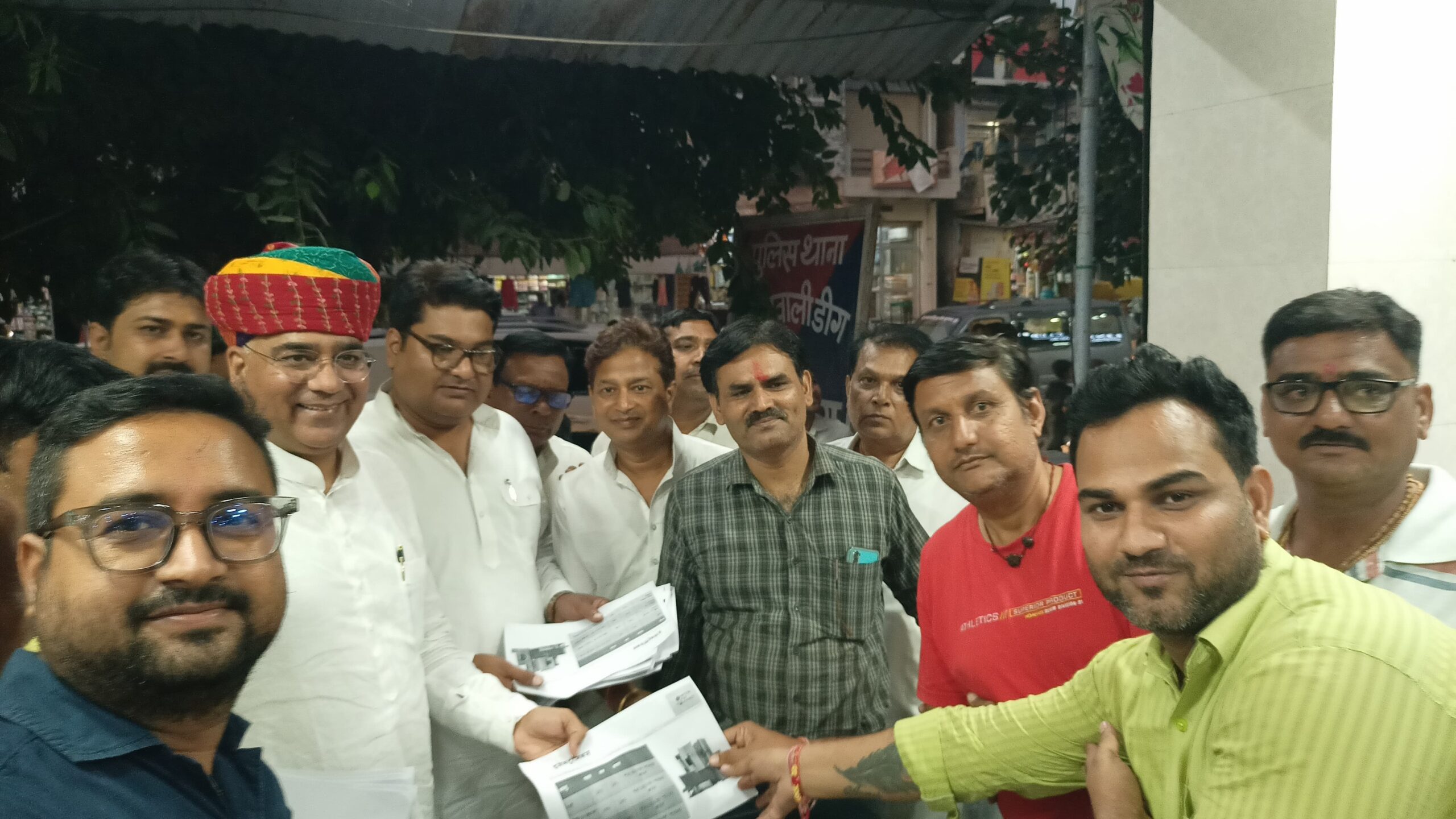 प्रभारी मंत्री सुरेश सिंह रावत डीग में जिला स्तरीय बैठक करते और बाजार भ्रमण के दौरान आमजन एवं दुकानदारों से संवाद करते हुए