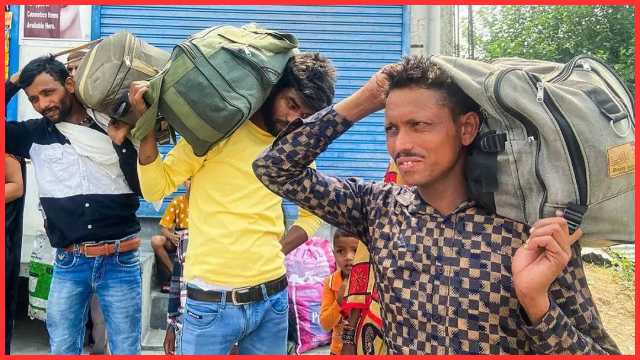 बड़े बैग लेकर पंजाब से अपने घर लौटते प्रवासी मज़दूर, पंचायतों के प्रतिबंध और असुरक्षा के बीच घर वापसी