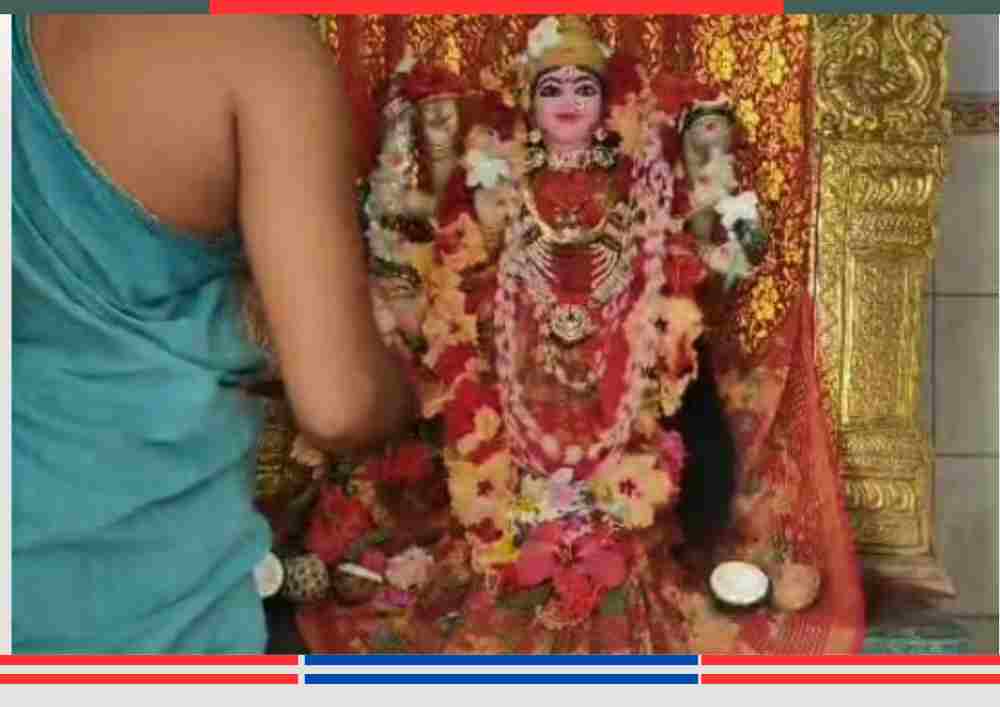 नवरात्रि उत्सव के दौरान ग्रामीण महिलाएँ और युवा पारंपरिक परिधानों में गरबा और डांडिया करते हुए।