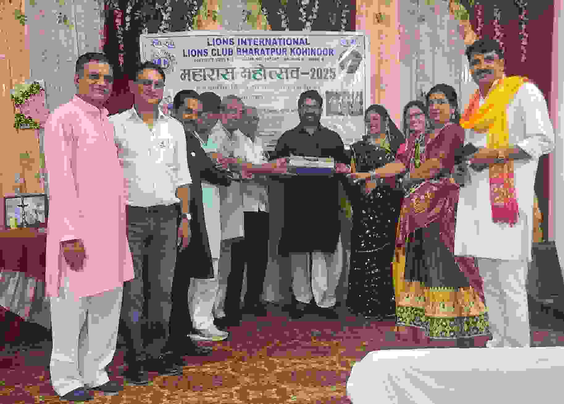 महारास महोत्सव 2025 में लायंस क्लब भरतपुर कोहिनूर के सभी सदस्य और परिवार एक साथ समूह फोटो में
