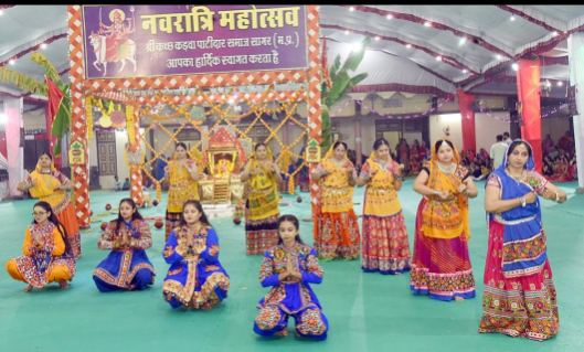गडचिरोली में नवरात्रि 2025 के दौरान गरबा नाइट में पारंपरिक पोशाकों में नाचते श्रद्धालु।