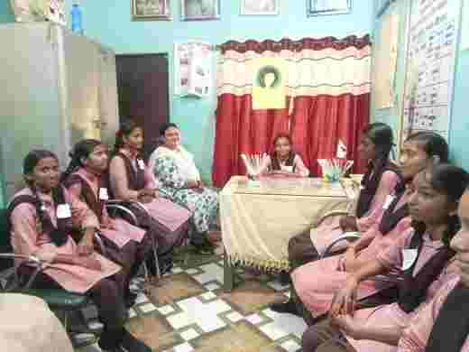 मिशन शक्ति फेज-5 के तहत चित्रकूट में एक दिन की अधिकारी बनी बालिका का फोटो।