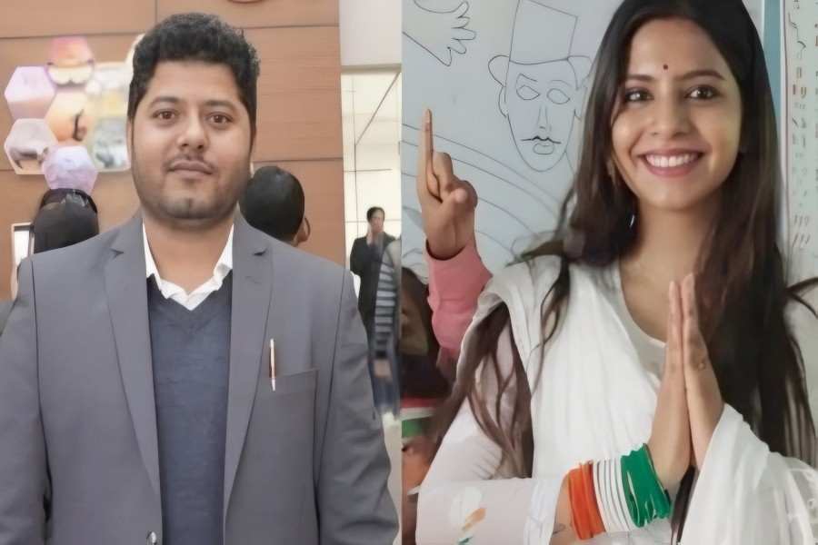 दो तस्वीरों का कोलाज, एक में सूट पहने पुरुष, दूसरी में सफेद ड्रेस व तिरंगे रंग की चुड़ियां पहने महिला हाथ जोड़कर वन्दन मुद्रा में।