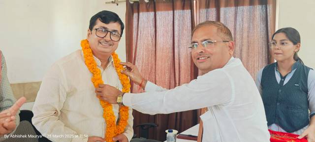 जी एम एकेडमी चेयरमैन डॉ. श्रीप्रकाश मिश्र छात्रों और शिक्षकों के बीच