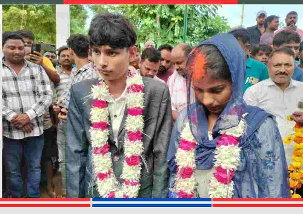 गोंडा में प्रेम प्रसंग का विवाह, प्रेमिका अपनी मांग में प्रेमी से सिंदूर भरती और जयमाला पहनाती हुई