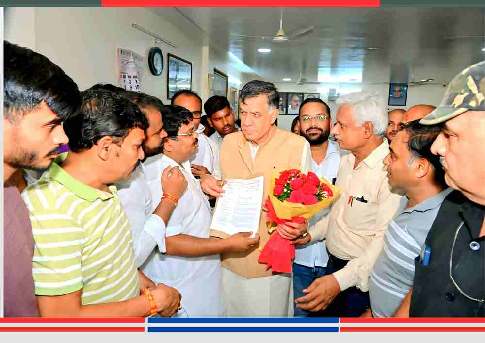 शिक्षक संगठन पीएसपीएसए उन्नाव के पदाधिकारी विधानसभा अध्यक्ष को ज्ञापन सौंपते हुए, हाथ में फूलों का गुलदस्ता