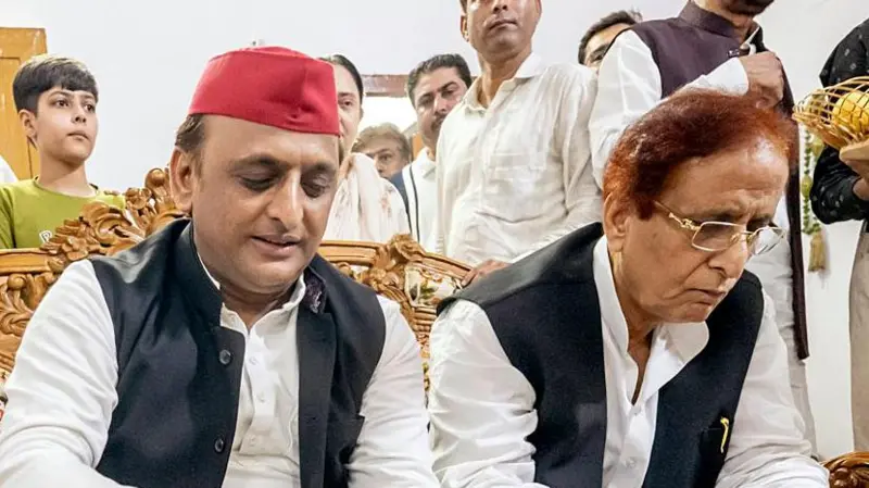 समाजवादी पार्टी नेता अखिलेश यादव और आज़म ख़ान साथ में