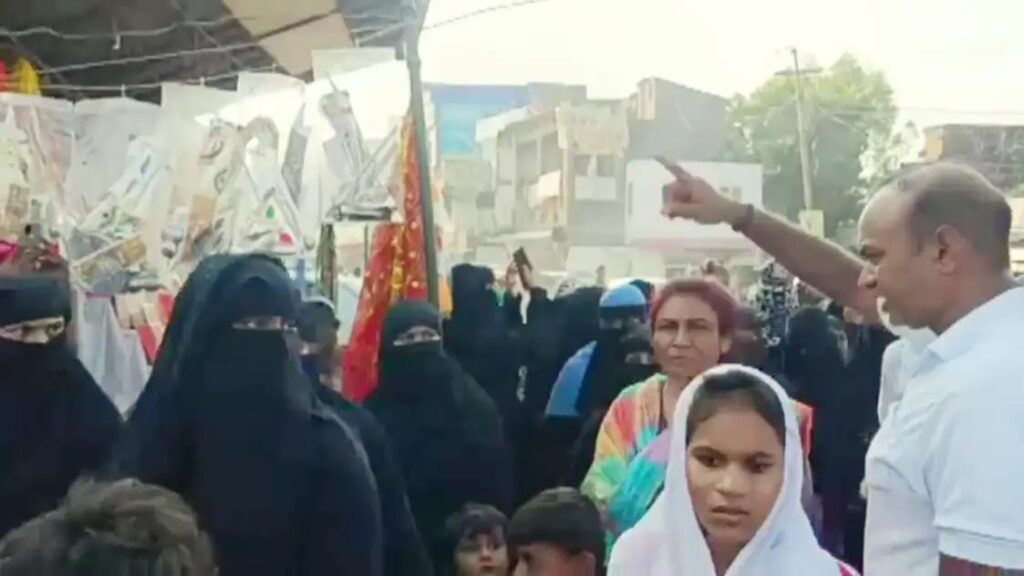 महाराजगंज में I Love Muhammad जुलूस रोकते पुलिस अधिकारी और सड़क पर जमा भीड़