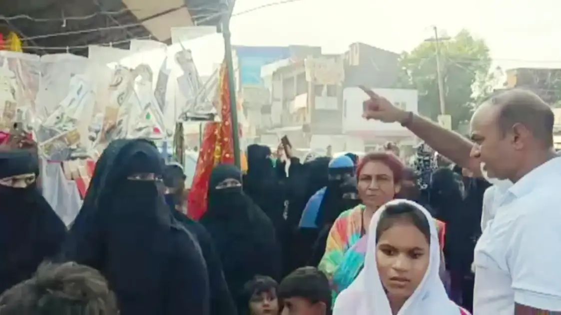महाराजगंज में I Love Muhammad जुलूस रोकते पुलिस अधिकारी और सड़क पर जमा भीड़
