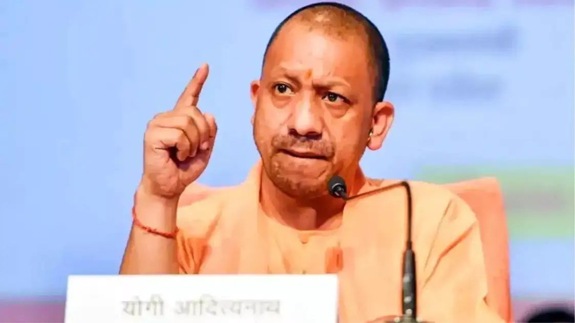 प्रेस कॉन्फ्रेंस के दौरान भाषण देते हुए मुख्यमंत्री योगी आदित्यनाथ