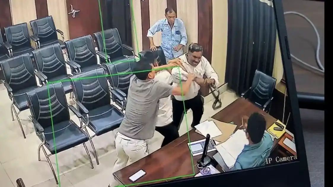 सीतापुर में पिटे और सस्पेंड हुए विवाद, शिक्षक ने BSA को बेल्ट से पीटा, सोशल मीडिया पर वायरल
