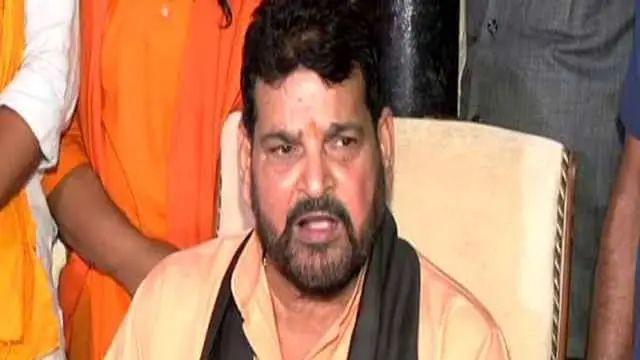 भाजपा नेता और पूर्व सांसद बृजभूषण शरण सिंह प्रेस कॉन्फ्रेंस के दौरान आई लव मोहम्मद विवाद पर बोलते हुए।