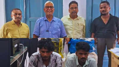 सिद्धार्थनगर पुलिस स्टेशन में बैठे दो आरोपी और पीछे खड़े चार अधिकारी, डेस्क और सामान दिख रहा