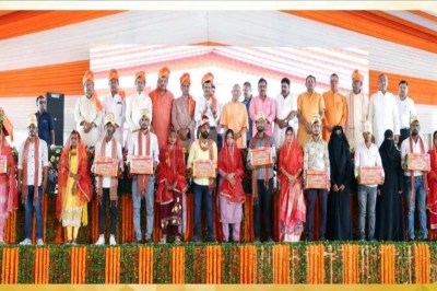 मंच पर सामूहिक विवाह योजना के अंतर्गत नवविवाहित जोड़े, उनके परिवारजन और अधिकारीगण सम्मान प्रमाणपत्र के साथ समूह में खड़े हैं