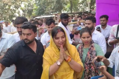 भोजपुरी अभिनेता पवन सिंह की पत्नी ज्योति सिंह पीले दुपट्टे में समर्थकों के बीच चुनाव प्रचार करते हुए, कई लोग उनके साथ मौजूद हैं।