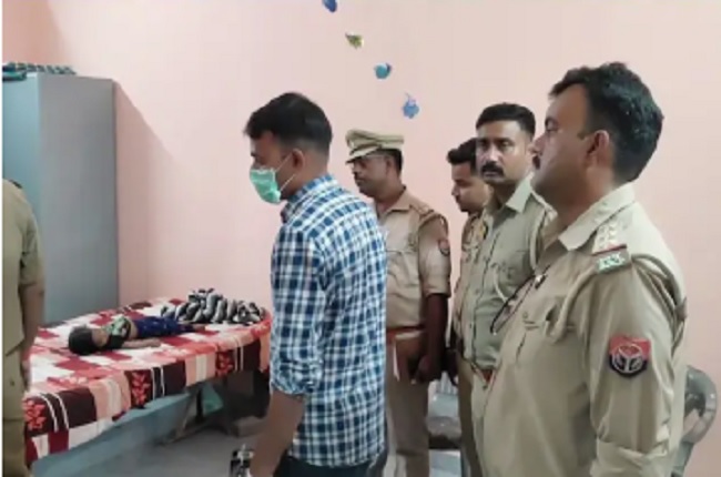 महोबा में मासूम की मौत के बाद कमरे में जांच करती यूपी पुलिस टीम