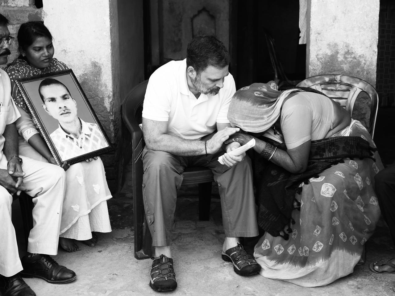 राहुल गांधी मृतक हरिओम वाल्मीकि की मां का हाथ थामकर संवेदना व्यक्त करते हुए