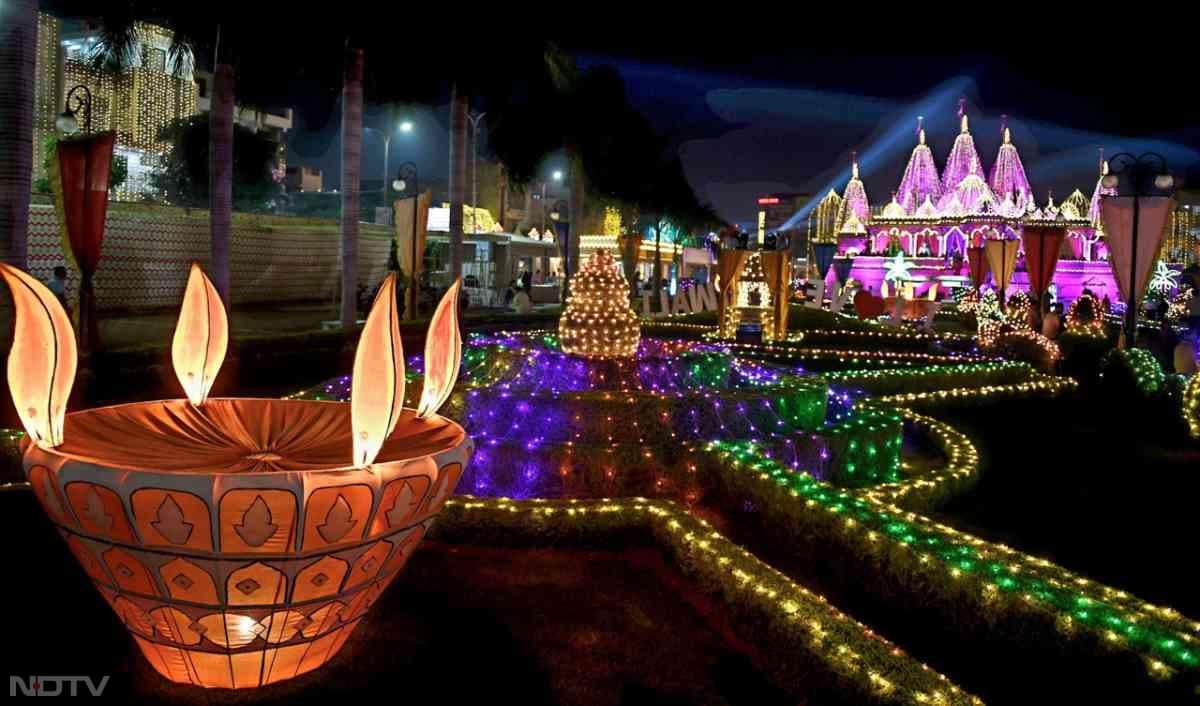 दीपावली की रात में सजे मंदिर और जगमग दीप सजावट के दृश्य