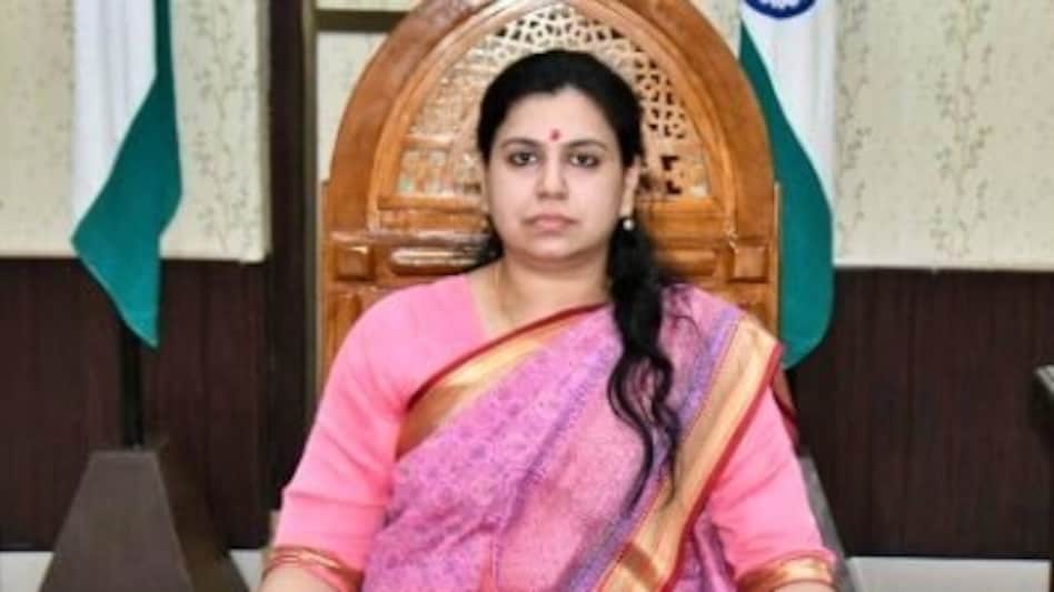 जिलाधिकारी दिव्या मित्तल देवरिया अपने कार्यालय में बैठकर प्रशासनिक कार्यों की समीक्षा करती हुईं।