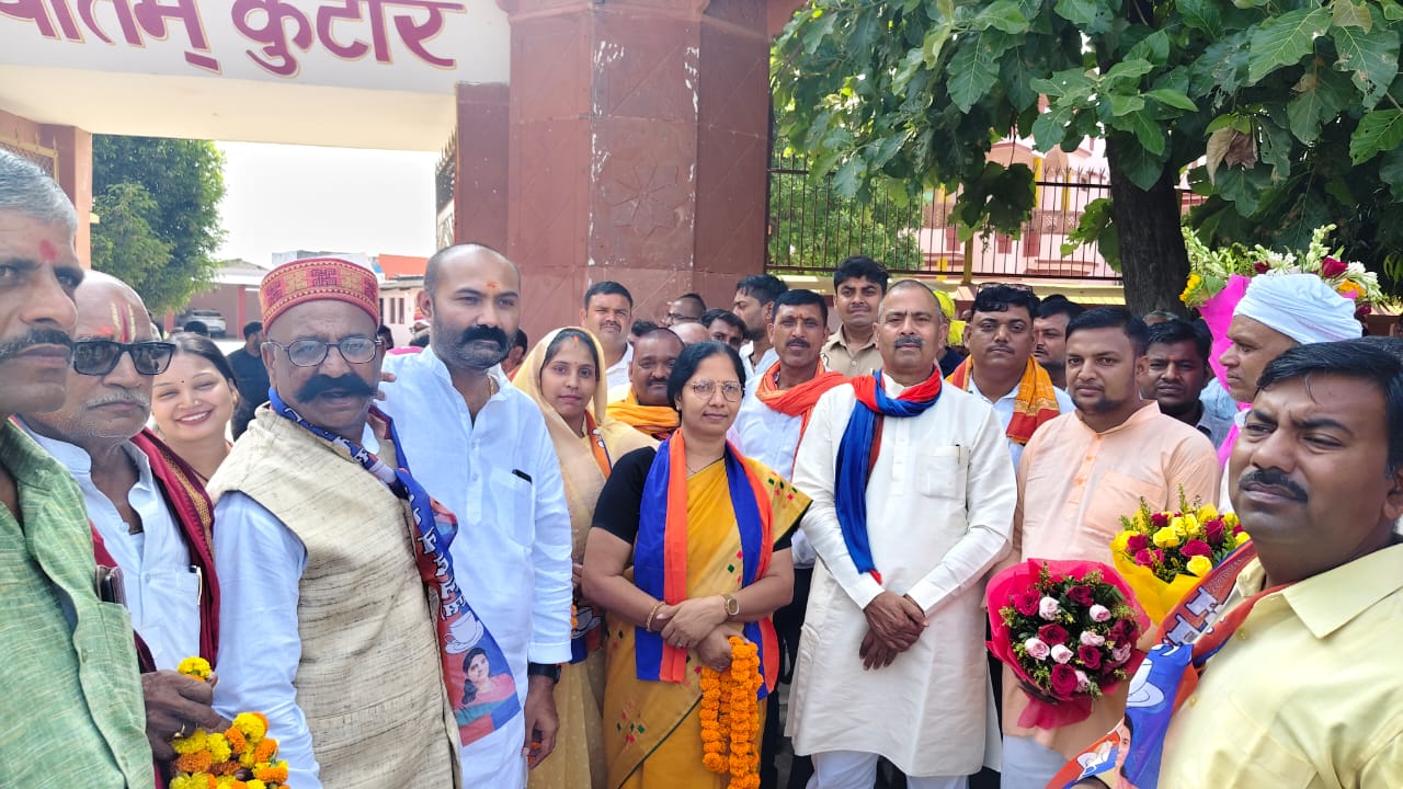 चित्रकूट के रामनगर में केंद्रीय मंत्री अनुप्रिया पटेल का स्वागत करते भाजपा कार्यकर्ता और स्थानीय नेता