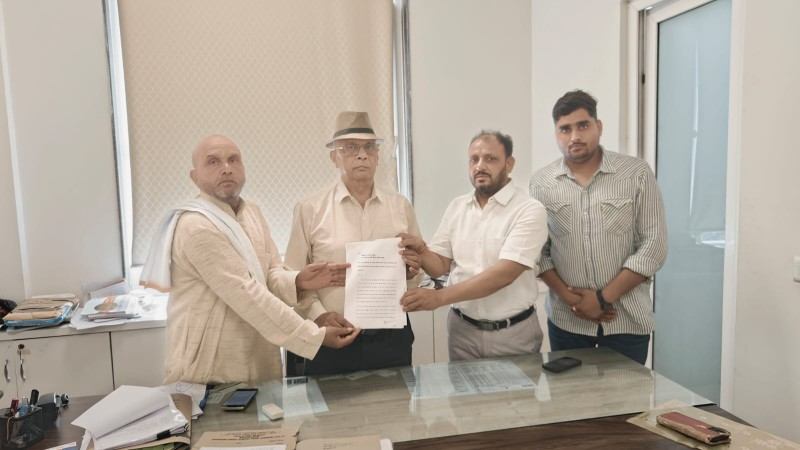 पूर्व जिलापंचायत अध्यक्ष और ग्राम प्रधानों ने तीर्थ विकास परिषद के उपाध्यक्ष को ज्ञापन सौंपा।