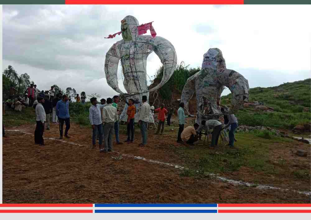 मैदान में रावण और मेघनाथ के पुतले को सजाते ग्रामीण