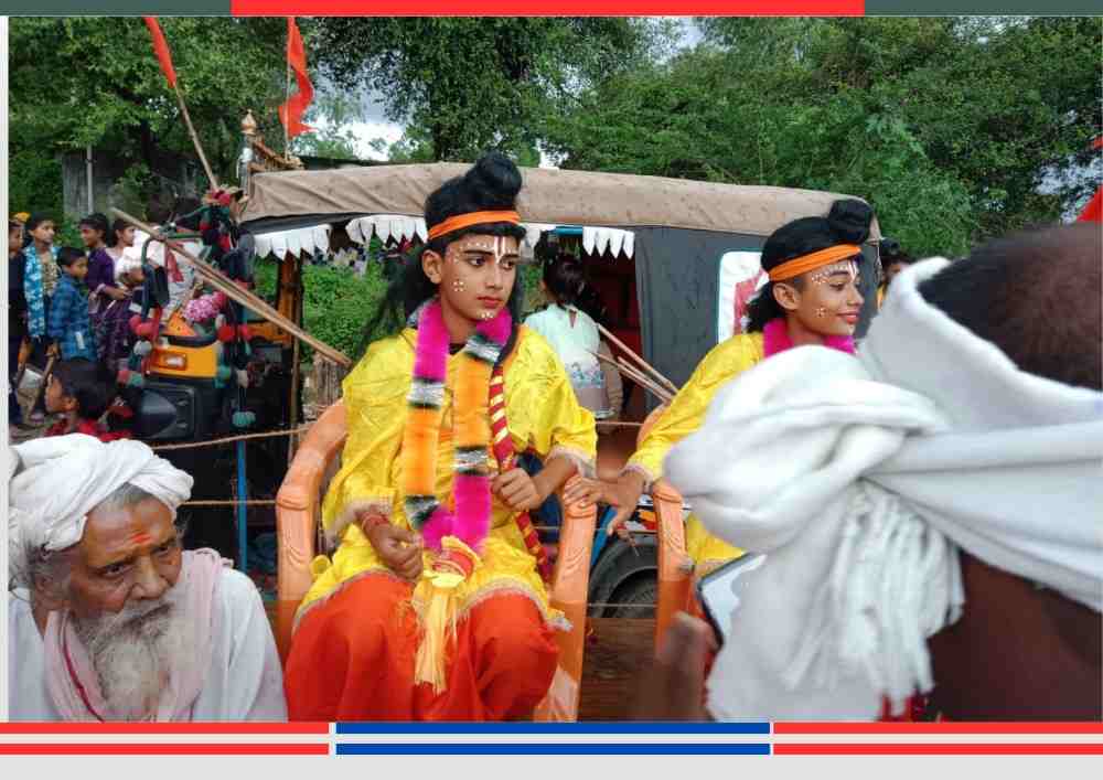 बच्चों द्वारा रामलीला में पात्र निभाते हुए, पारंपरिक वेशभूषा में सजे