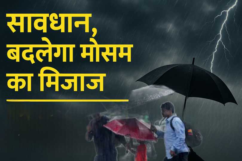 दिल्ली की सड़क पर तेज बारिश और तूफान के बाद पानी जमा हुआ, पेड़ झुके हुए और बादलों से घिरा आकाश