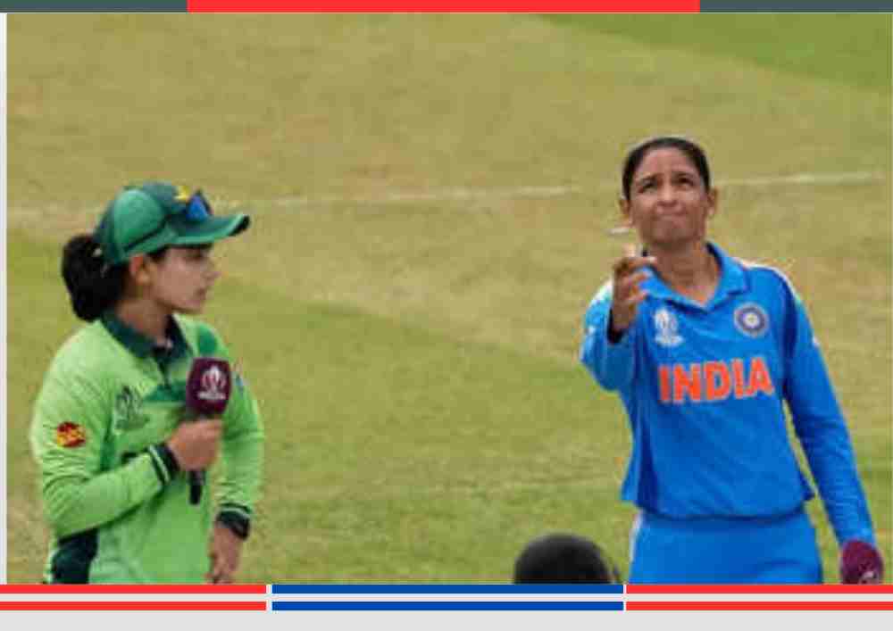India women vs Pakistan women मैच 2025 में भारतीय टीम की जीत का जश्न मनाती खिलाड़ी, पीछे पाकिस्तान टीम निराश