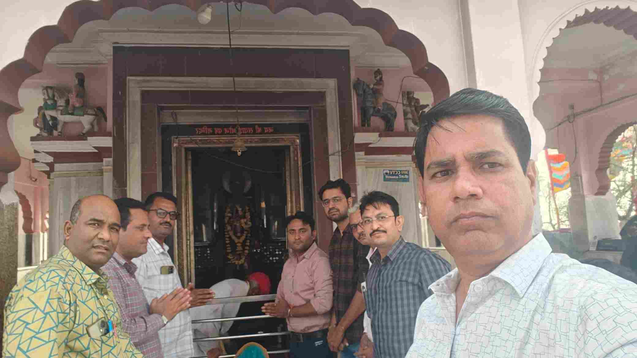 अजमेर, टोंक, बांसवाड़ा, डूंगरपुर और भरतपुर के शोधार्थी देवमाली गांव स्थित भगवान देवनारायण मंदिर में दर्शन करते हुए।