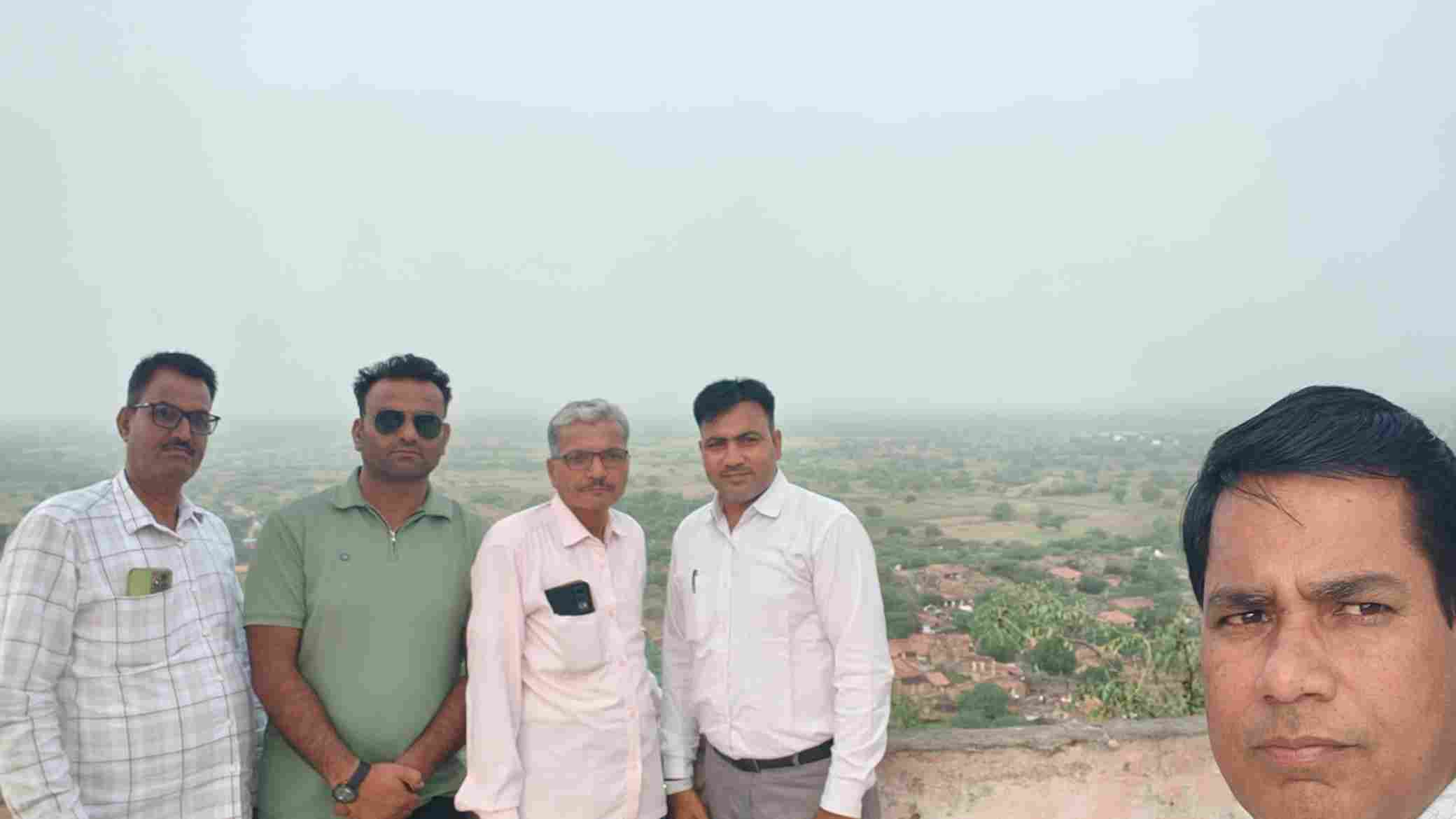 राजस्थान के देवमाली पर्यटन गांव की पहाड़ी से प्राकृतिक सौंदर्य और गांव के दृश्य का आनंद लेते शोधार्थी।