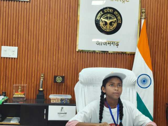 कक्षा आठ की छात्रा अनुप्रिया गौंड, आजमगढ़ की एक दिन की जिलाधिकारी बनीं, मिशन शक्ति 5.0 कार्यक्रम के दौरान जनसुनवाई करती हुईं।