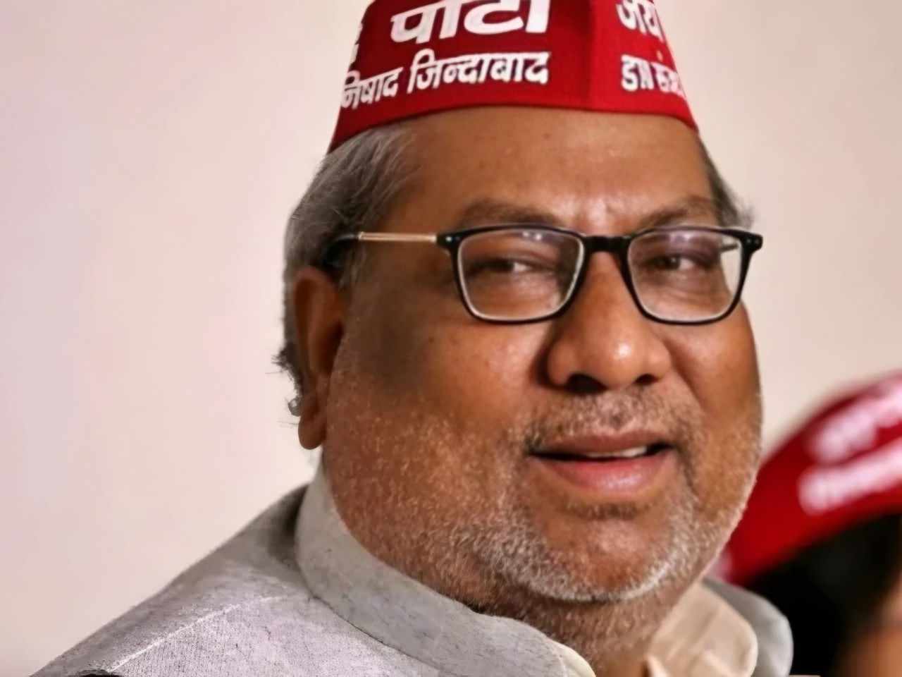 उत्तर प्रदेश सीतापुर के मंत्री संजय निषाद, हल्के रंग का कुर्ता और लाल टोपी पहने हुए, जिस पर हिंदी में "पार्टी" और "जिंदाबाद" लिखा है